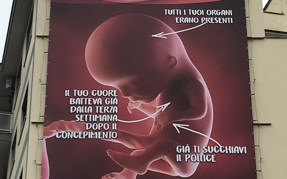 Wielki antyaborcyjny plakat przy Watykanie. Protesty