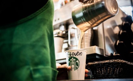 Starbucks zmaga się z niedoborami. Brakuje mleka owsianego