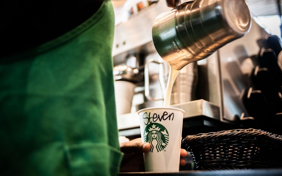 Starbucks zmaga się z niedoborami. Brakuje mleka owsianego