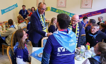 Kanclerz Niemiec Friedrich Merz  z wolontariuszami w kuchni podczas 104. spotkania katolików niemiec