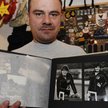 Andreas Krieger ze zdjęciem samego siebie, gdy jeszcze był kobietą – Heidi. Z powodu przyjmowania og
