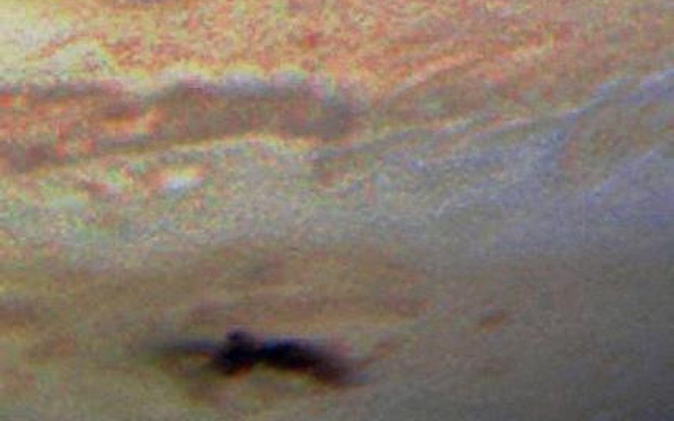 Ciemna plama to ślad po zderzeniu małego obiektu z największą planetą Układu Słonecznego