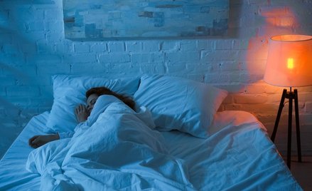 Ekspozycja na silne światło w godzinach nocnych może prowadzić do zaburzeń rytmu dobowego.