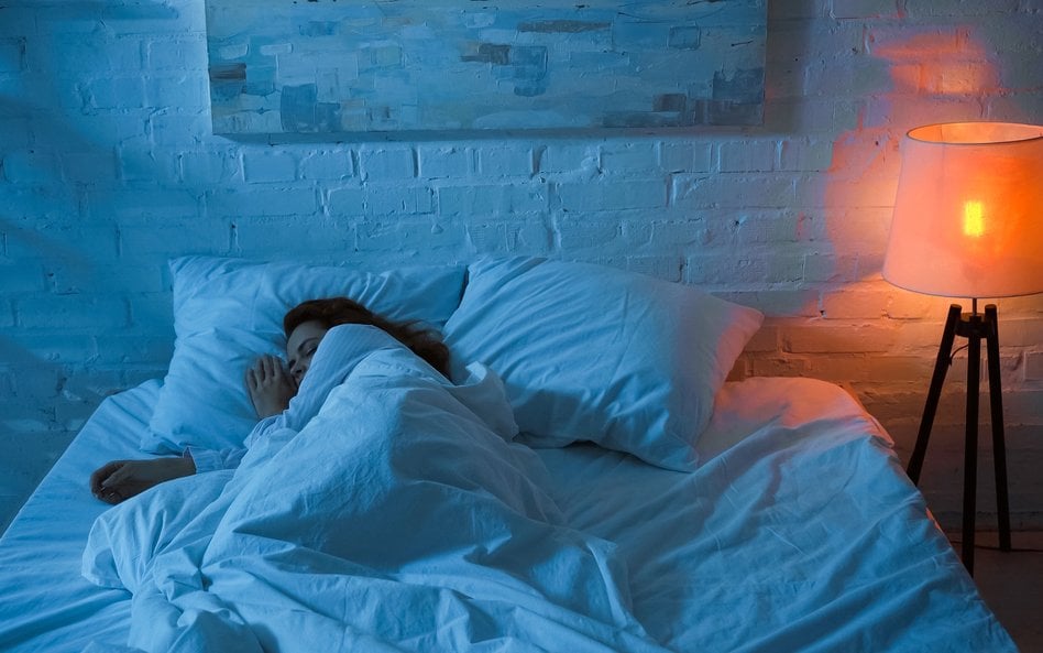 Związek pomiędzy nocnym światłem a ryzykiem niewydolności serca i choroby wieńcowej jest wyższy u ko