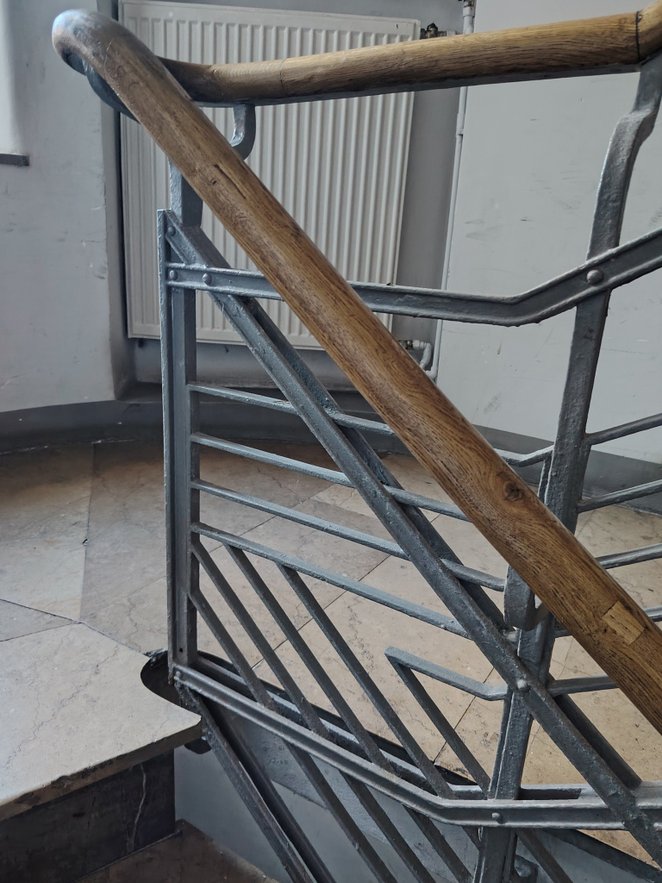 Prawdziwą rzadkością w skali całej Warszawy jest zachowana na klatce schodowej balustrada, wykonana 