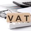Czy wniesienie infrastruktury oświetleniowej aportem do spółki podlega VAT?