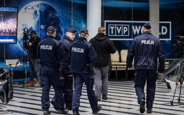Policja w budynku TVP w Warszawie