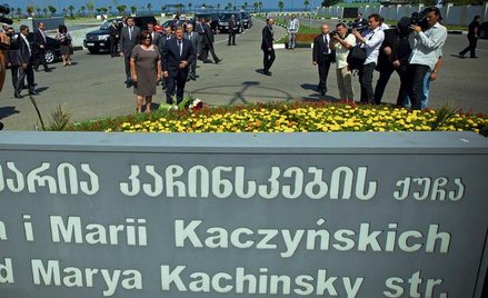 Prezydent Bronisław Komorowski na ulicy Lecha i Marii Kaczyńskich w Batumi. 27 lipca 2011 r. (fot. P