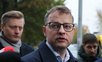 Poseł PiS Marcin Romanowski (C) w drodze do siedzibie Prokuratury Krajowej w Warszawie jeszcze przed