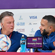 Dawny arogant Louis Van Gaal jest w Katarze nie do poznania, rozsiewa dobrą energię. Z prawej Memphi