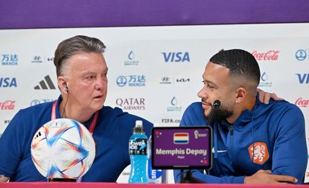 Dawny arogant Louis Van Gaal jest w Katarze nie do poznania, rozsiewa dobrą energię. Z prawej Memphi