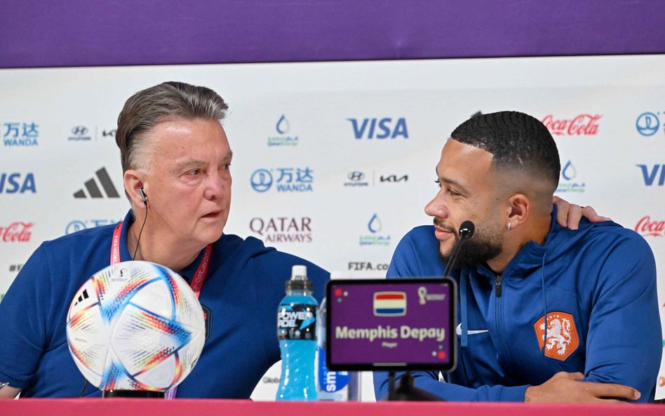 Dawny arogant Louis Van Gaal jest w Katarze nie do poznania, rozsiewa dobrą energię. Z prawej Memphi