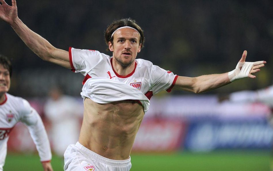 Christian Gentner ze Stuttgartu cieszy się po zdobyciu jednej z bramek