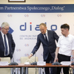 Premier Donald Tusk (2P), minister rolnictwa i rozwoju wsi Czesław Siekierski (2L) oraz wiceministro