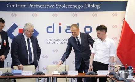 Premier Donald Tusk (2P), minister rolnictwa i rozwoju wsi Czesław Siekierski (2L) oraz wiceministro