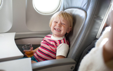 Płaczą, krzyczą, kopią w fotele… Czy dzieci w samolocie mogą być spokojniejsze?
