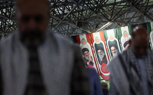 Banery przedstawiające zmarłego przywódcę rewolucji islamskiej, ajatollaha Ruhollaha Chomeiniego, or