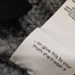 Matka zniesmaczona metką "oddaj mamie, ona wypierze"