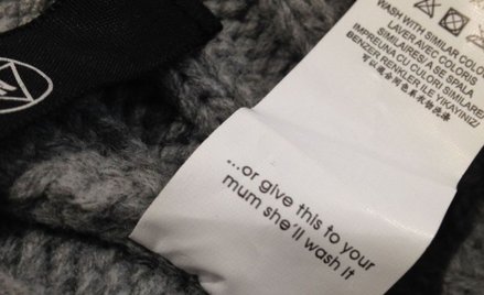 Matka zniesmaczona metką "oddaj mamie, ona wypierze"