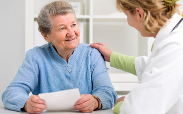 Bezpłatne leki dla seniora 75+ przepisze specjalista w przychodni i w szpitalu