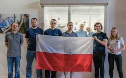 Członkowie zespołu PW-Sat2 po udanej integracji satelity z QuadPackiem. Od lewej: Tomasz Martyniak (