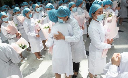 Chiny: Po czterech miesiącach walki z COVID-19 zmarł 43-letni lekarz