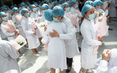 Chiny: Po czterech miesiącach walki z COVID-19 zmarł 43-letni lekarz