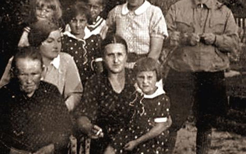Jedno z nieznanych dotąd zdjęć „Inki” (wykonane zapewne w 1937 r.): Danuta Siedzikówka stoi czwarta 