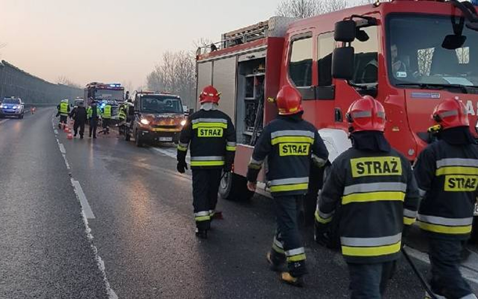 Karambol na DK86. Zderzyło się 15 samochodów