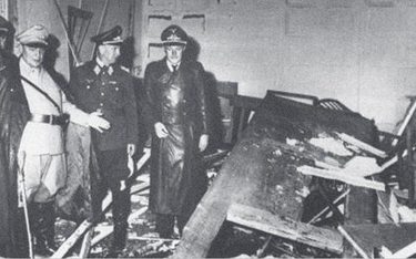 Marszałek Rzeszy Hermann Göring w towarzystwie reichsleitera NSDAP Martina Bormanna i dwóch generałó