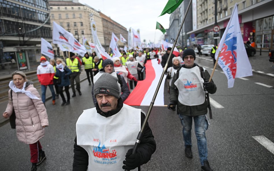 Uczestnicy protestu energetyków i górników w Warszawie