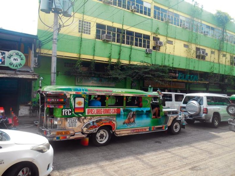 Popularnym środkiem transportu zbiorowego na Filipinach są tzw. jeepneye, czyli barwnie pomalowane, 