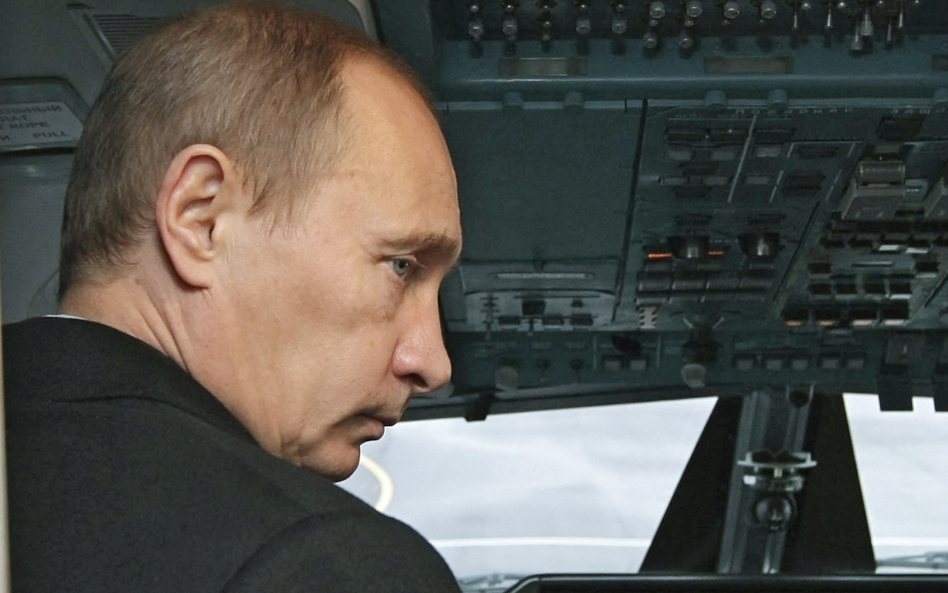 Władimir Putin ogląda rosyjski samolot pasażerski Tu-214 w Petersburgu.