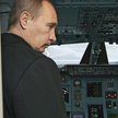 Władimir Putin ogląda rosyjski samolot pasażerski Tu-214 w Petersburgu.