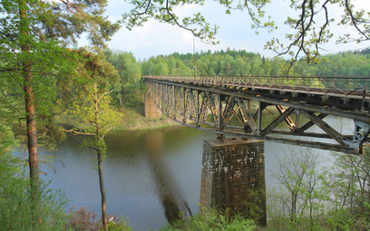 Most nad Jeziorem Pilchowickim oddano do użytku w 1909 roku przy okazji budowy linii Jelenia Góra–Ża