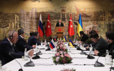 Delegacje z Rosji i Ukrainy przy stole negocjacyjnym