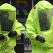 Służby ratunkowe w specjalnych uniformach na miejscu otrucia Siergieja Skripala w Salisbury