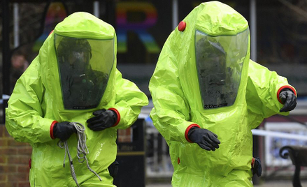 Służby ratunkowe w specjalnych uniformach na miejscu otrucia Siergieja Skripala w Salisbury
