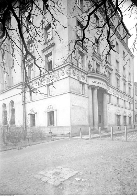 1879 r. z giełdy towarowej wyodrębnia się giełda zbożowa. 1.01.1899 r. Powstaje Łódzka Giełda Pienię