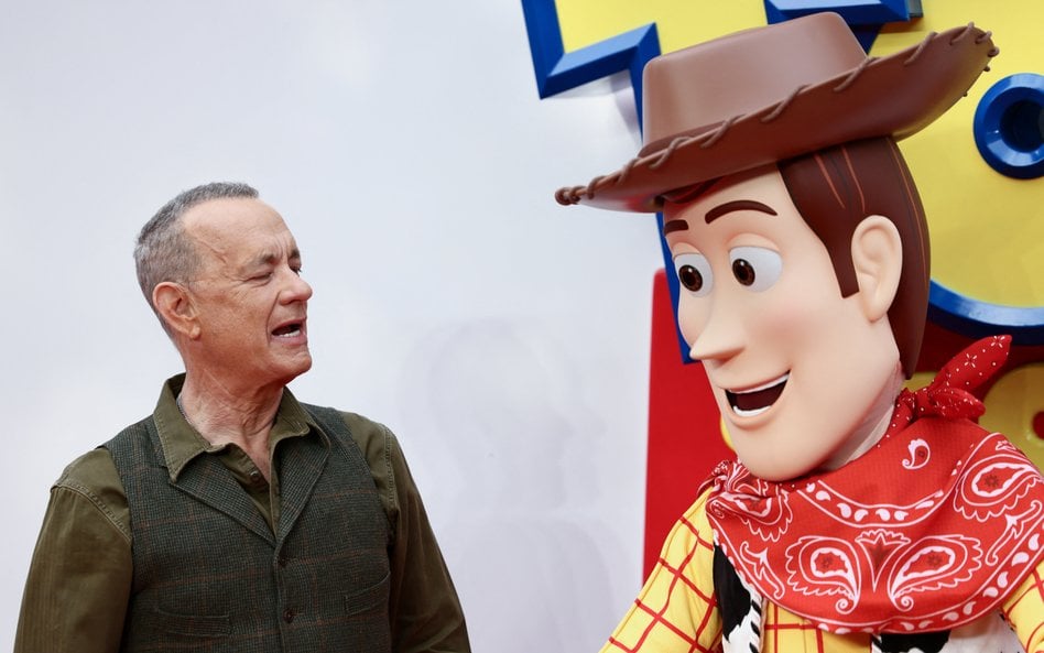 We wszystkich częściach „Toy Story” głos szeryfowi Chudemu użycza Tom Hanks.