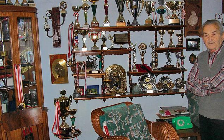 Trofeów przybywa, bo pan Eugeniusz nadal gra