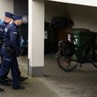 Policjanci doprowadzają Marcina W. na przesłuchanie do Prokuratury Okręgowej w Poznaniu