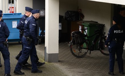 Policjanci doprowadzają Marcina W. na przesłuchanie do Prokuratury Okręgowej w Poznaniu