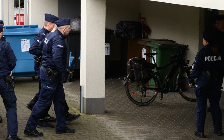 Policjanci doprowadzają Marcina W. na przesłuchanie do Prokuratury Okręgowej w Poznaniu