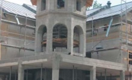 Wieża od strony ogrodu mieści klatkę schodową.