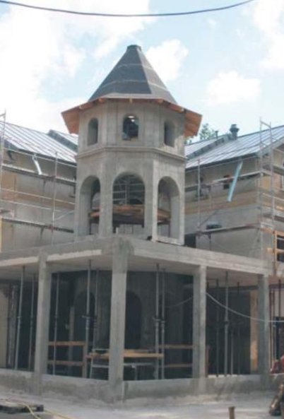 Wieża od strony ogrodu mieści klatkę schodową.