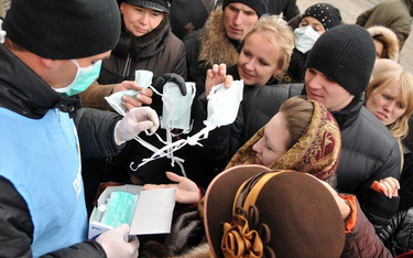 Działach Partii Legionów rozdaje maseczki na Ukrainie