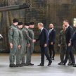 Premier Donald Tusk (C) i wicepremier, minister obrony narodowej Władysław Kosiniak-Kamysz (3P) na t