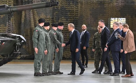 Premier Donald Tusk (C) i wicepremier, minister obrony narodowej Władysław Kosiniak-Kamysz (3P) na t