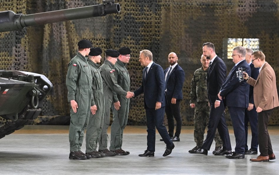 Premier Donald Tusk (C) i wicepremier, minister obrony narodowej Władysław Kosiniak-Kamysz (3P) na t